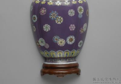 图片[2]-Hanging vase with floral medallions decoration in fencai painted enamels, Jingdezhen ware, Qing dynasty (1644-1911)-China Archive